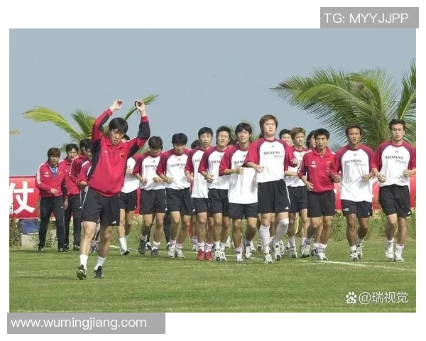 足球课老师的热情与坚持培养未来球星的故事